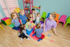 attractive preschool teacher teaching group lovely children sitting floor kindergarten preschool young learners are very relaxed engaged while lesson copia 2
