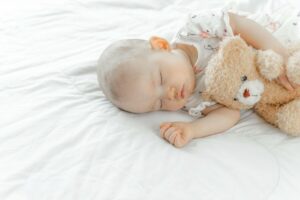 baby sleeping with teddy bear copia copia