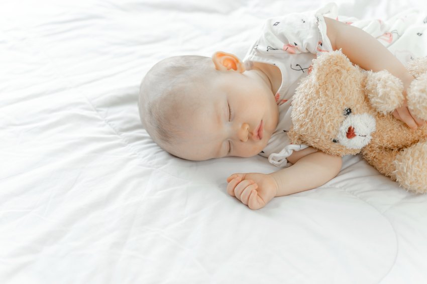 baby sleeping with teddy bear copia copia