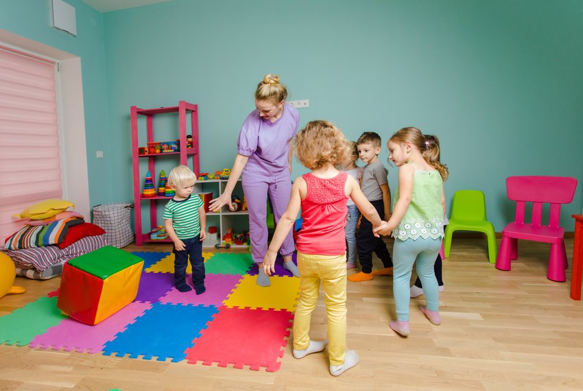 beautiful preschool teacher walking with kids circle dance class learning new teambuilding techniques happy kids with their young teacher daycare copia copia