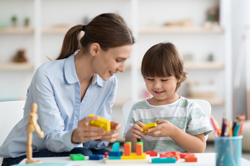Cómo ayudar a un niño con autismo en casa 4 maestra ayudando a niño con autismo con juego educativo de desarrollo