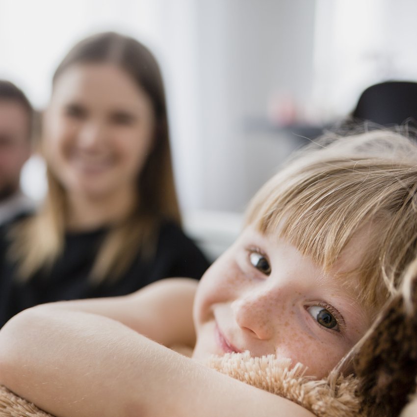 girl with plush toy near parents copia